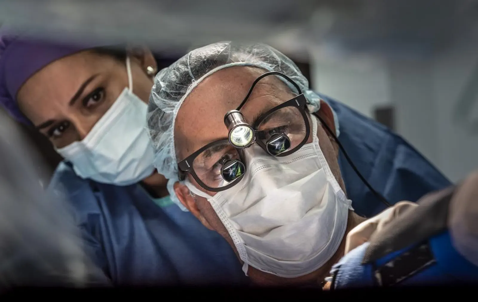 Dr. Alejandro Badia operating with surgical loupes